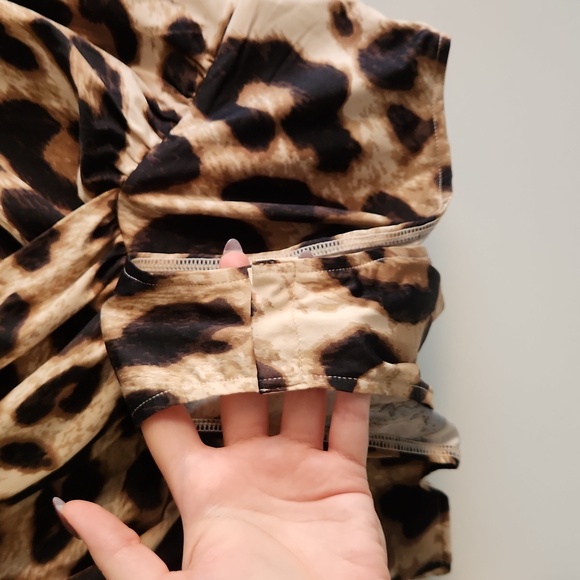 🐆H&M🐆 Leopard print deep V draped bodysuit, size L - Picture 5 of 8